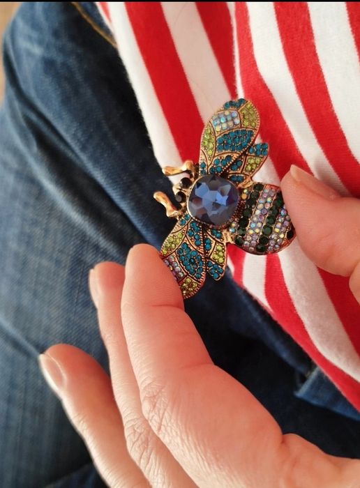 Piękna bogato zdobiona broszka żuk w kolorach granatu i zieleni