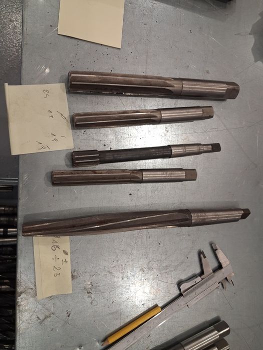 Rozwiertaki ręczne i stożek.