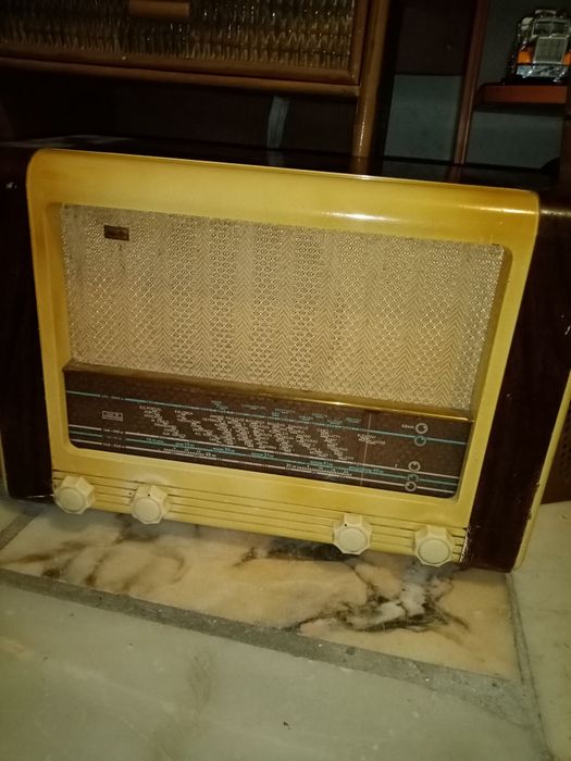 Rádio a válvulas Mediator anos 50