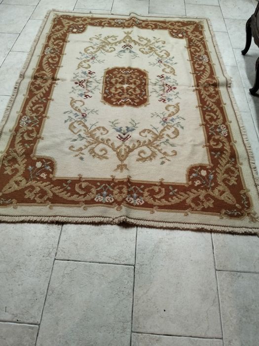 Três Carpetes de arraiolos muito bonitas