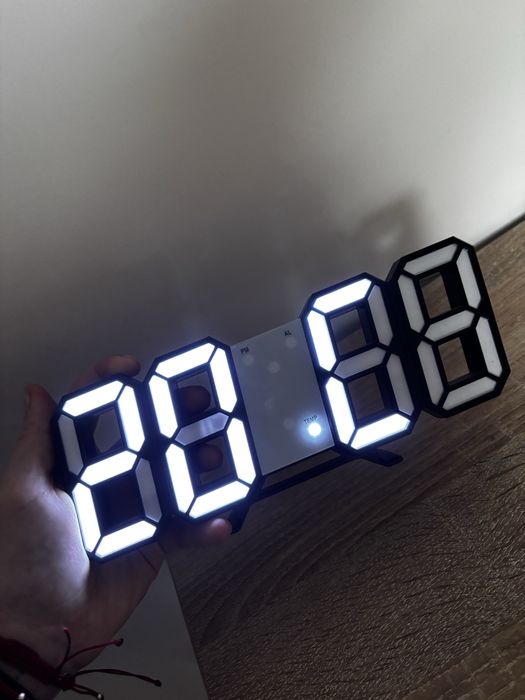 Zegar elektoniczny na półkę