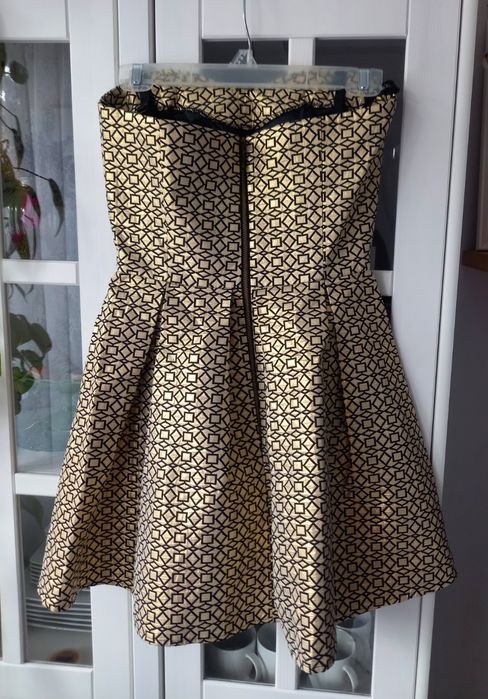 Rozkloszowana złota sukienka S Vinci