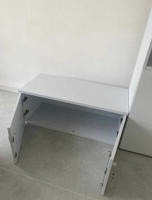 Armário baixo em cinza claro