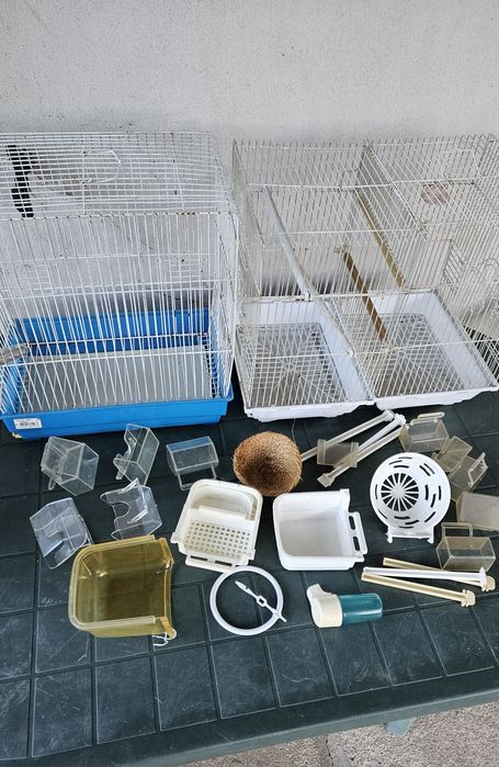 3 gaiolas para pássaros e acessórios