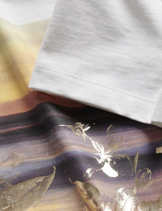 Футболка з блискучим принтом