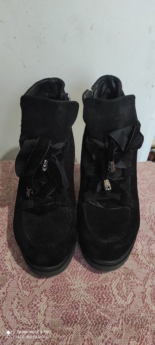 Нові замшеві черевики