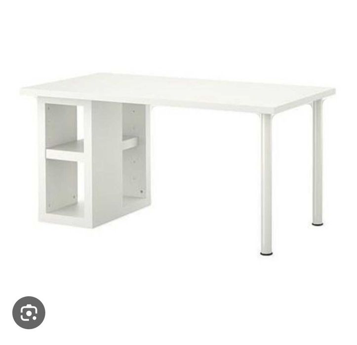 Secretaria preta com módulo