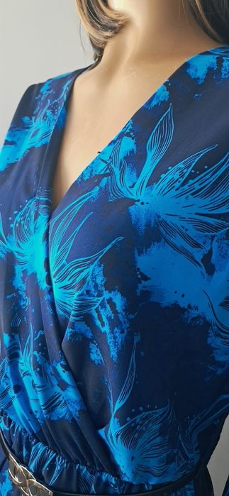 Sukienka niebieska motyw kwiatowy