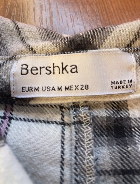 Camisa da Bershka.