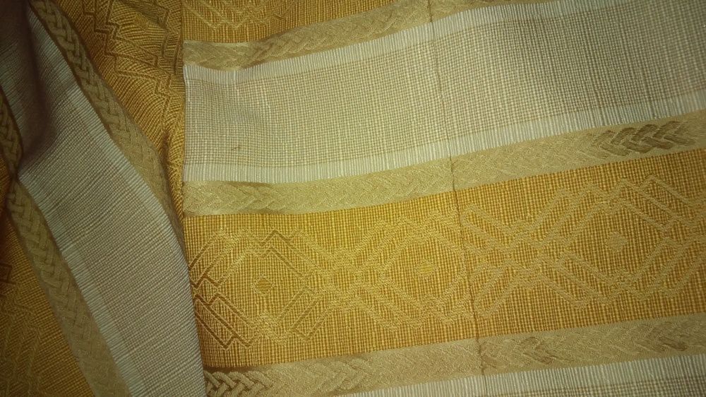 Cortinados em tecido às riscas