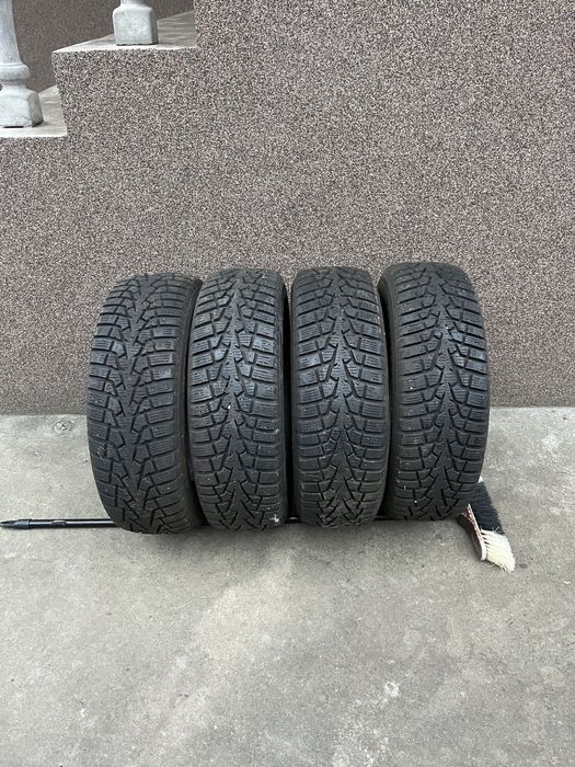 Продам  зимову резину 195/65R15