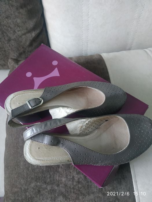 Продам туфлі- босоніжки Monarch