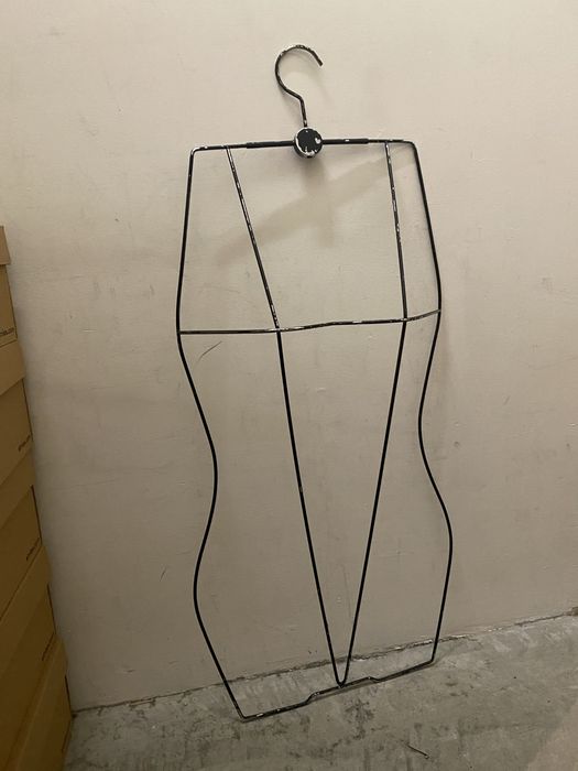 Cabides para roupa de mulher e fatos de banho