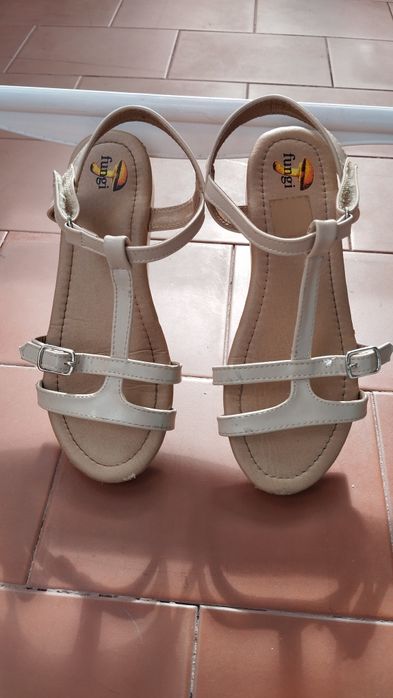 Sandálias Brancas Fungi tamanho 34