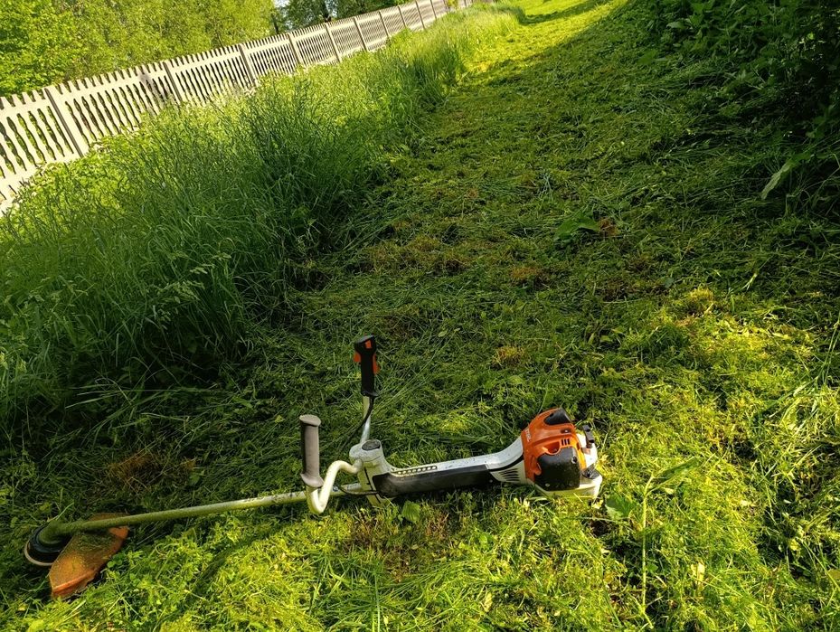 Koszenie trawy kosą spalinową i kosiarką