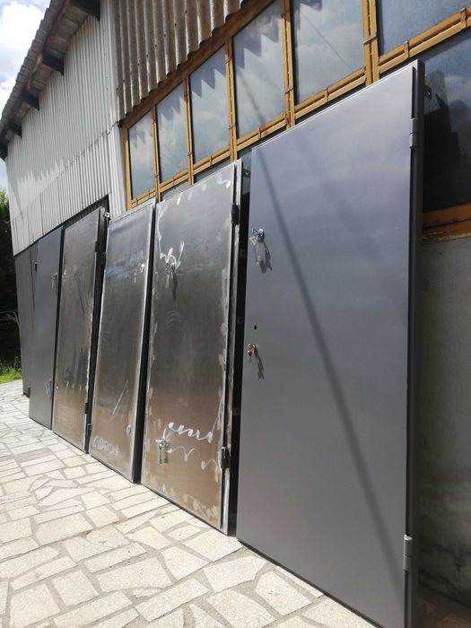 Drzwi metalowe na działkę z montażem