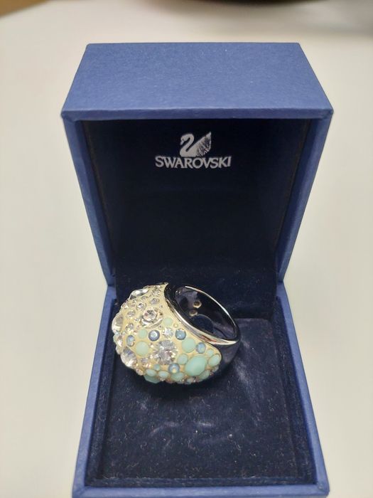Anel Swarovski com caixa.