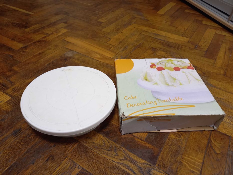 Продам Подставка для торта вращающаяся, 28см. Пластик