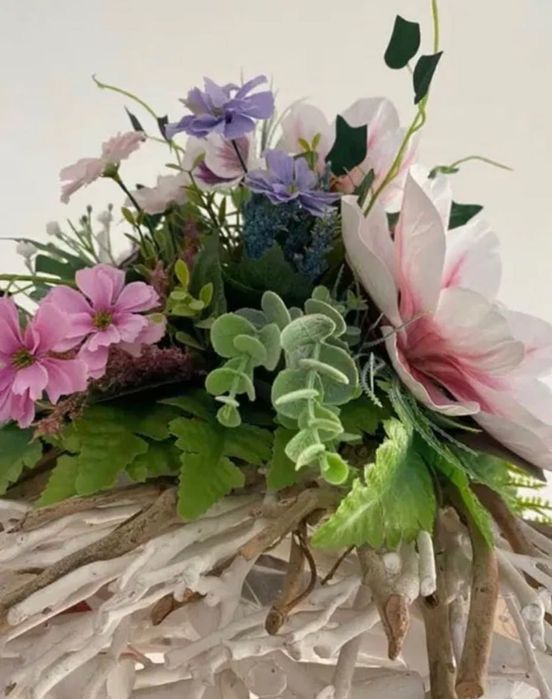 Sztuczny stroik kwiatów