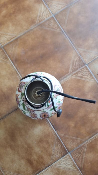 Lindo candeeiro em porcelana e base em madeira