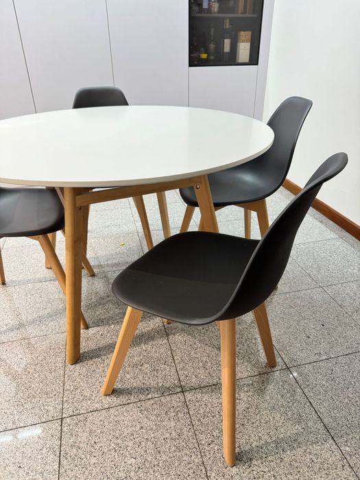 Mesa com 4 cadeiras como novo