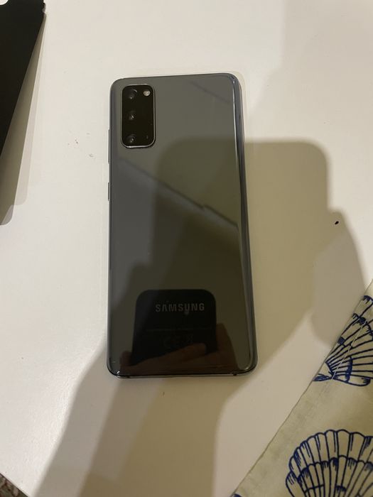Телефон   Самсунг  S20.