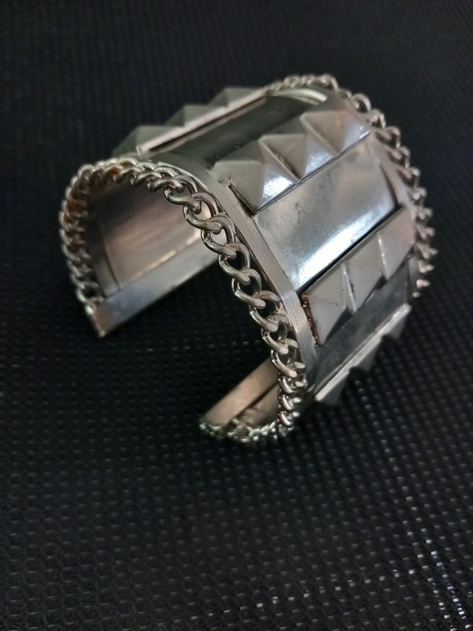 Bracelete Punk Prateada com Tachas Pirâmide. Estilo Rock / Alternativo