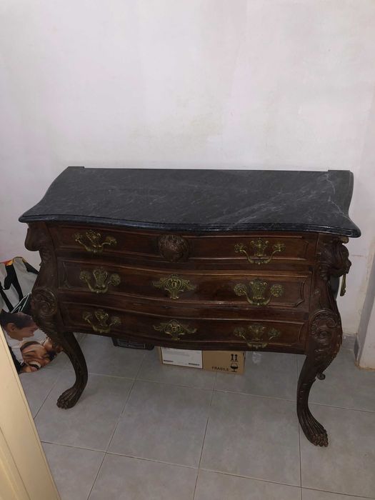 Móvel Antigo com Tampão de Mármore – Peça Única e Elegante