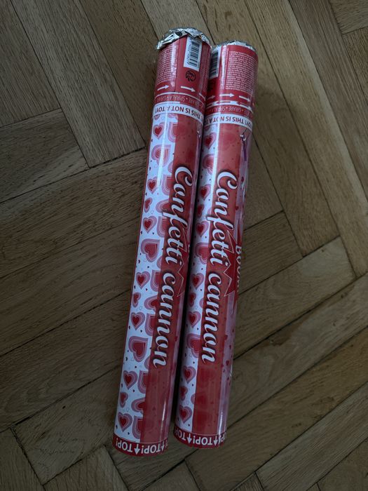 Czerwone tuby confetti na ślub, zaręczyny, walentynki lub inną okazję