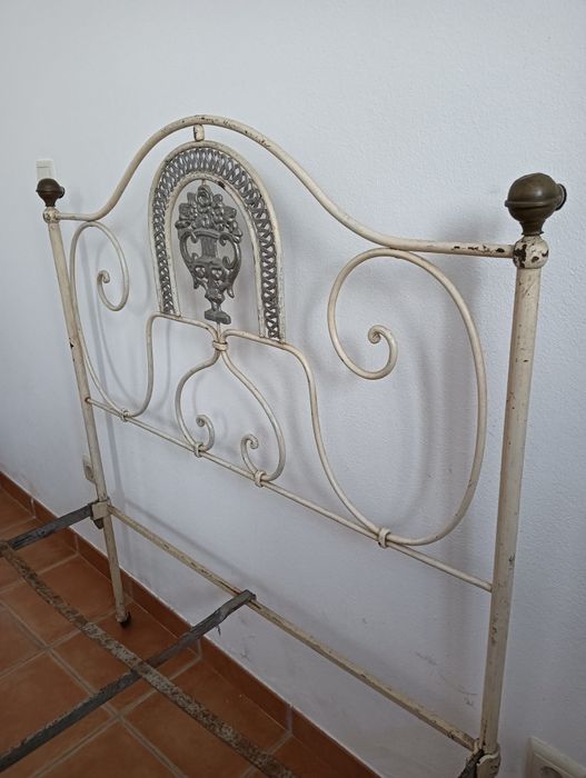 Antiga cama em ferro
