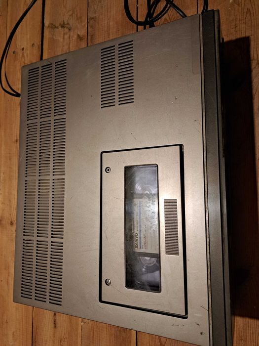 Kultowy magnetowid VHS marki Panasonic, model NV-33