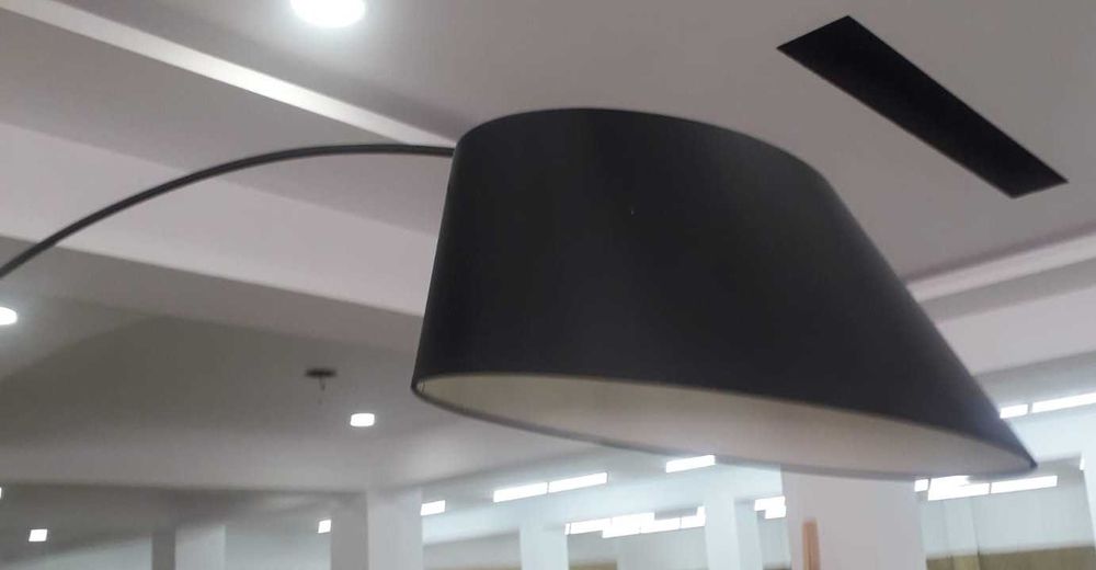 Candeeiro de pé, preto, "Arc", marca Zuivert