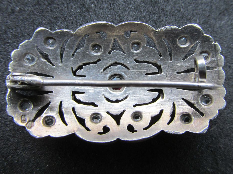 Pregadeira, prata contrastada e ouro, com pedra vermelha e marcassitas