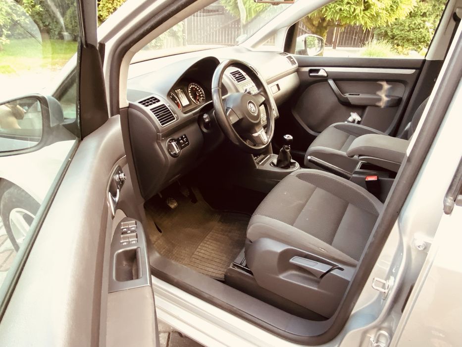 Vw touran rok 2011 poj2.0 tdi 140 km zadbany