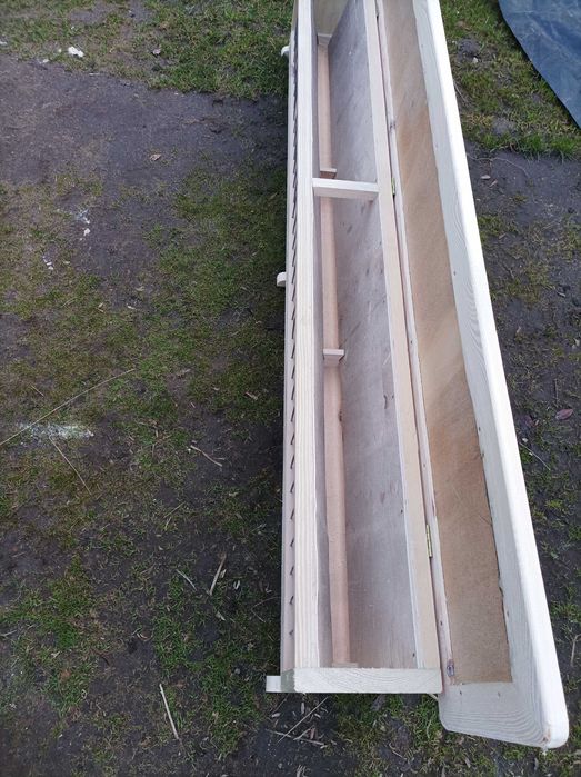 Karmnik dla ptaków ,gołębi z podajnikiem karmy