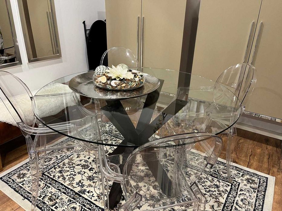 Mesa de vidro redonda com elegante pé em madeira