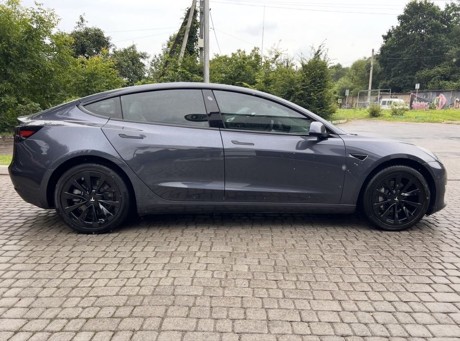 Оренда авто Tesla Model 3 під таксі