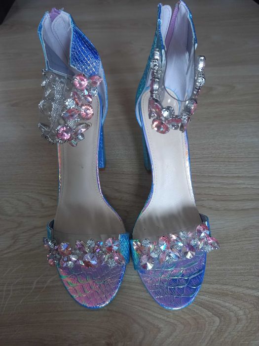 Buty sandały na słupku
