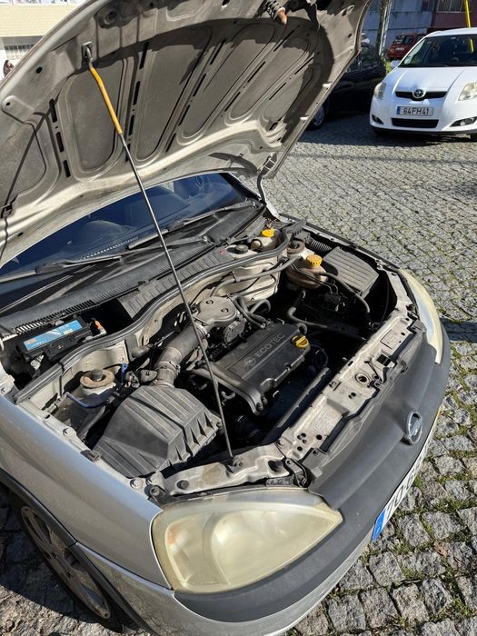 Opel Corsa 3 portas - mecânica em bom estado
