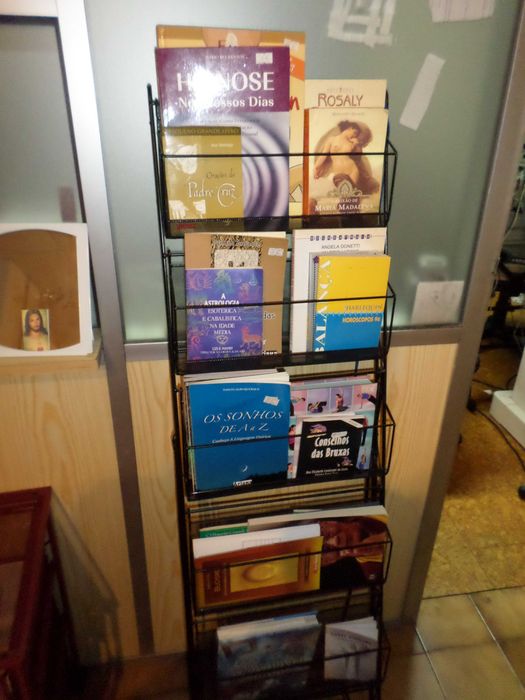 Suporte metálico de exibição para livros