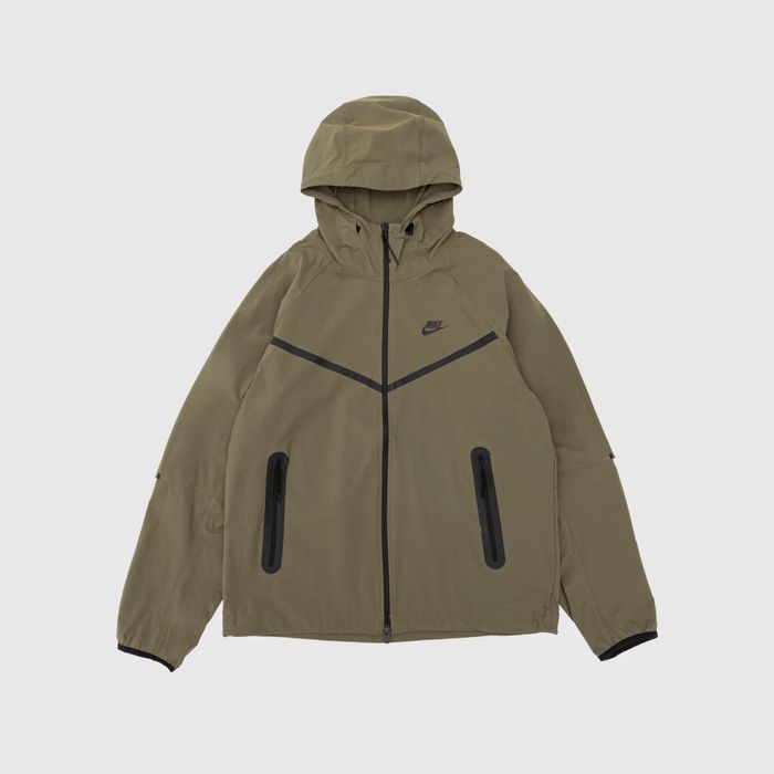 Куртка NIKE TECH OLIVE оригінал HM7151-223: 2 300 грн. - Ветровки