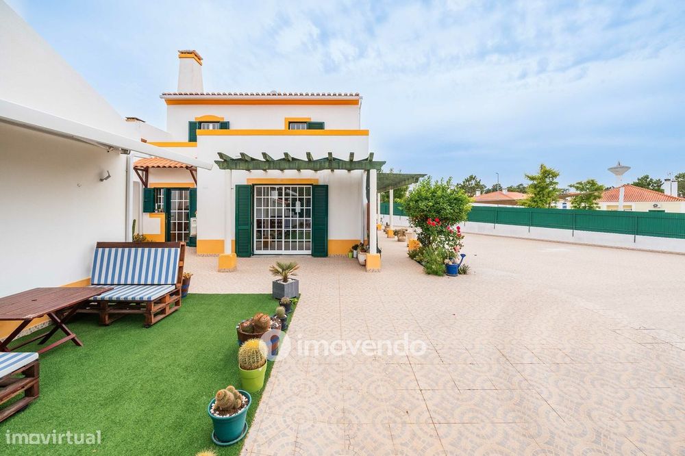 Moradia T4 com garagem e espaço exterior enorme, em Coruche