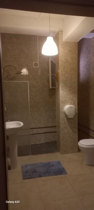 Quartos com casa de banho privada  , cozinha com todos os electrodomésticos  , 290 € com tudo incluido agua luz e net