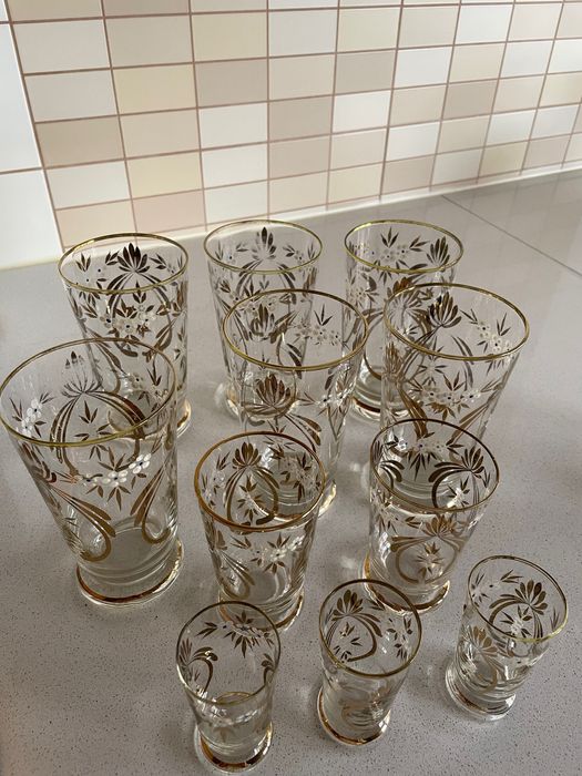 Jarra e conjunto de copos antigos