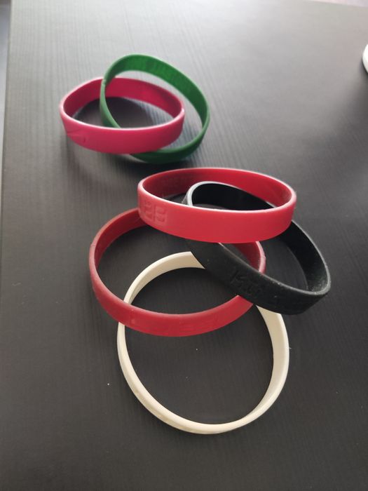 Pulseiras da Nike e Skulk