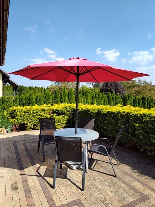 Parasol ogrodowy że stołem