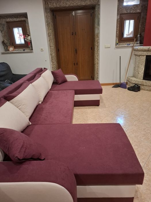 Sofá de sala, cor bordou