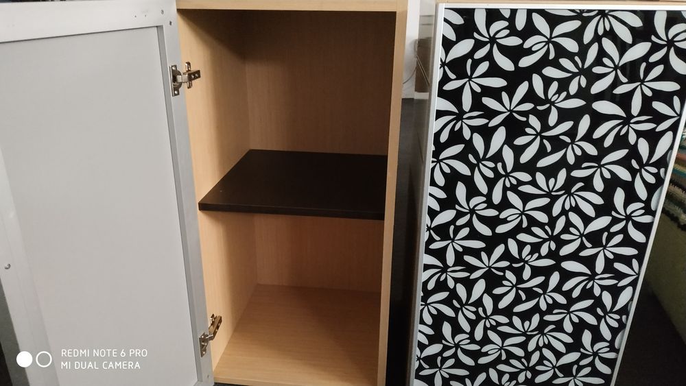 Dois moveis com portas de vidro decorativo
