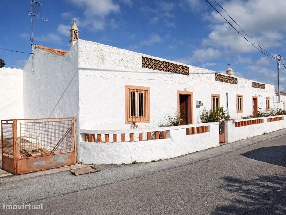 Casa Térrea de 5 divisões para recuperar no Ameixial, Loule, Algarve