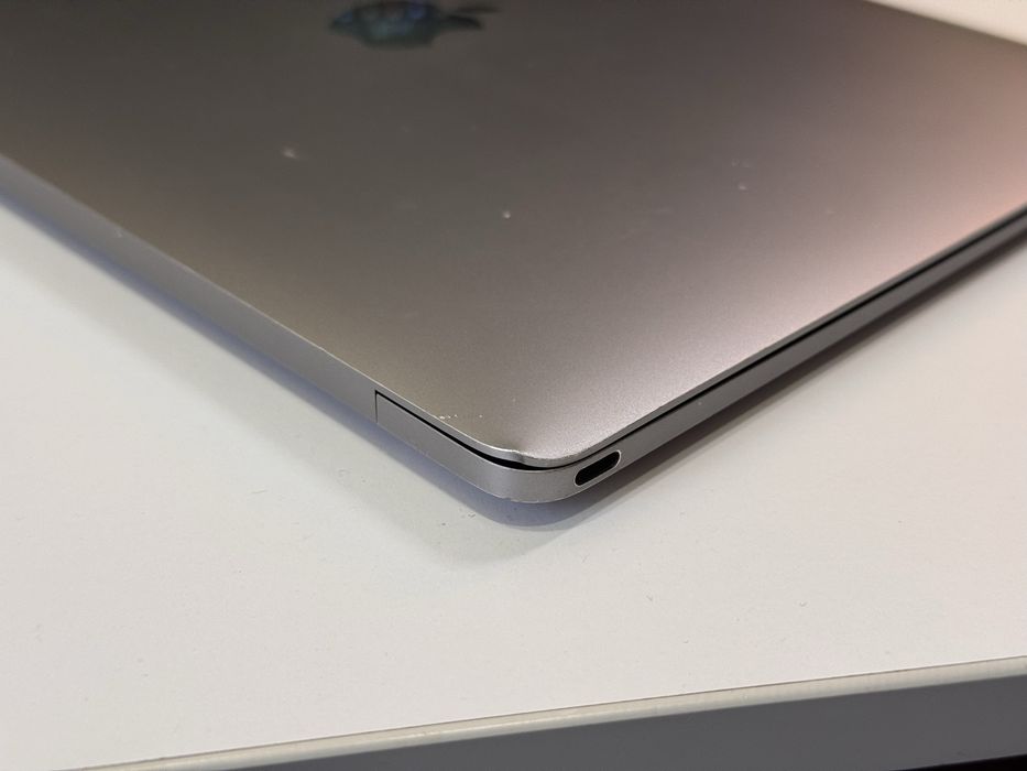 Apple MacBook 12" 2017 (Intel M3, 8/256 гб)